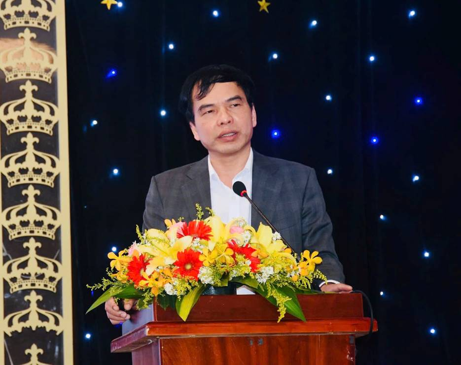 A person standing at a podium with flowers

AI-generated content may be incorrect.